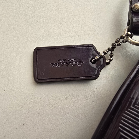 Purple Coach purple plum mini bag wristlet patent leather embossed - Picture 6 of 14